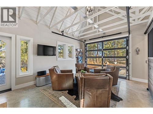 2957 Harvard Road, Kelowna, BC - Indoor