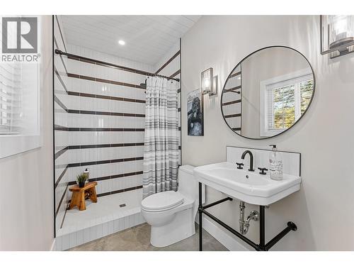 2957 Harvard Road, Kelowna, BC - Indoor Photo Showing Bathroom