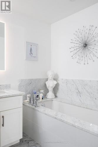 1802 - 2060 Lakeshore Road, Burlington, ON - Indoor Photo Showing Bathroom