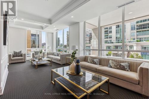 1802 - 2060 Lakeshore Road, Burlington, ON - Indoor Photo Showing Living Room