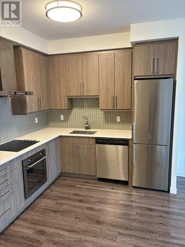 2007 - 2081 Fairview Street, Burlington, ON - Indoor Photo Showing Kitchen With Upgraded Kitchen