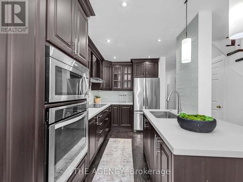 3 Rockgarden Trail, Brampton, ON - Indoor Photo Showing Kitchen With Upgraded Kitchen