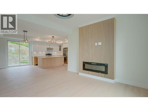 5705 Heritage Drive Unit# Sl6, Vernon, BC - Indoor Photo Showing Living Room With Fireplace