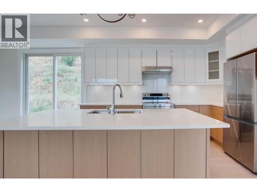 5705 Heritage Drive Unit# Sl 9, Vernon, BC - Indoor Photo Showing Kitchen With Upgraded Kitchen