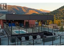 Roof top patio with BBQ seating area - 