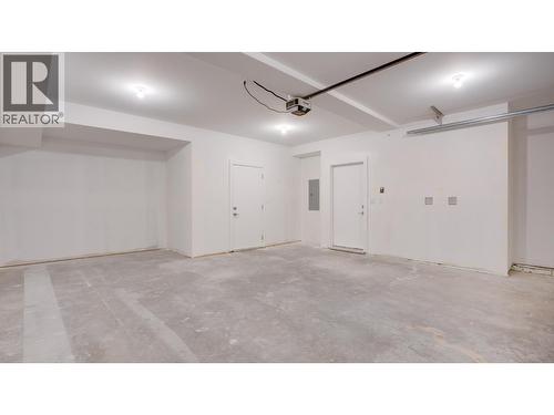 5705 Heritage Drive Unit# Sl 10, Vernon, BC - Indoor Photo Showing Garage