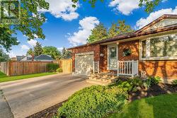 6 MAPLEWOOD DRIVE  St. Catharines (Vine/Linwell), ON L2M 3P1