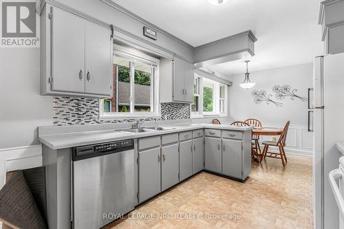 6 Maplewood Drive, St. Catharines (Vine/Linwell), ON - Indoor Photo Showing Kitchen With Double Sink