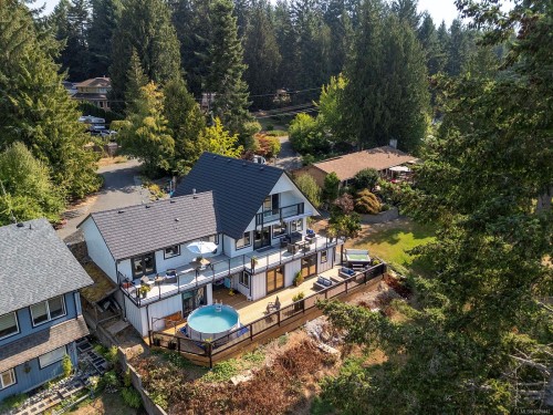 7703 Tozer Rd, Fanny Bay, BC 