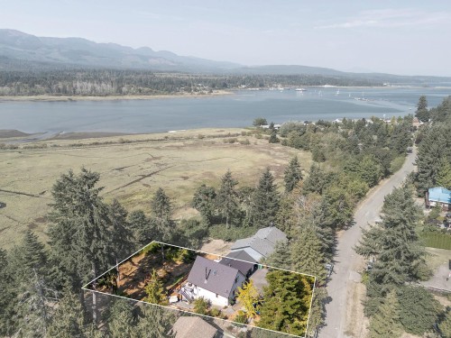 7703 Tozer Rd, Fanny Bay, BC 