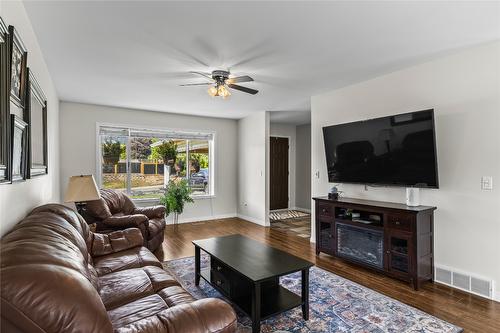2395 Shannon Ridge Drive, West Kelowna, BC - Indoor Photo Showing Living Room