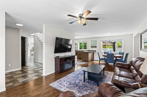 2395 Shannon Ridge Drive, West Kelowna, BC - Indoor Photo Showing Living Room