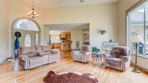 384 Kyro Road, Lumby, BC - Indoor Photo Showing Living Room