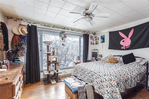 2017 Catt Avenue, Lumby, BC - Indoor Photo Showing Bedroom