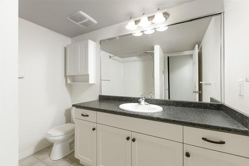 111-135 Ziprick Road, Kelowna, BC - Indoor Photo Showing Bathroom