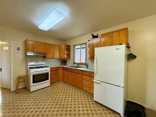 311 302Nd Avenue, Kimberley, BC - Indoor Photo Showing Kitchen With Double Sink