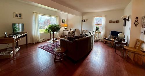 311 302Nd Avenue, Kimberley, BC - Indoor Photo Showing Living Room