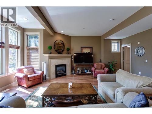 1795 Country Club Drive Unit# 105, Kelowna, BC - Indoor Photo Showing Living Room With Fireplace