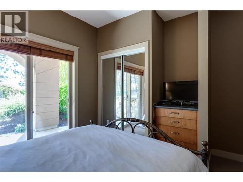 1795 Country Club Drive Unit# 105, Kelowna, BC - Indoor Photo Showing Bedroom