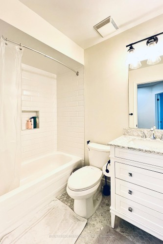 32B-1084 Queen Street W, Mississauga, ON - Indoor Photo Showing Bathroom
