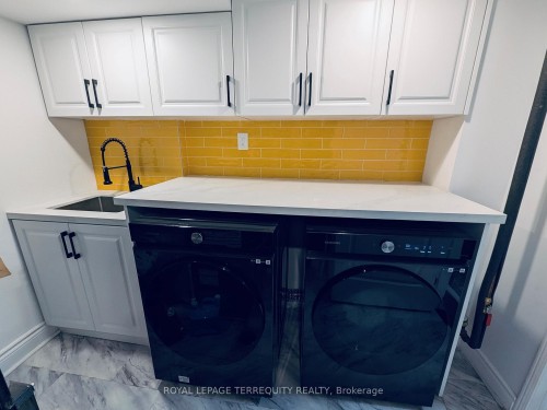 32B-1084 Queen Street W, Mississauga, ON - Indoor Photo Showing Laundry Room