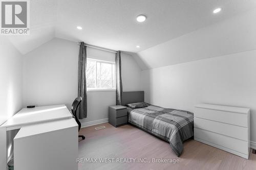 721 Acadia Drive, Hamilton, ON - Indoor Photo Showing Bedroom