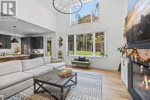 1025 Davis Drive, Gravenhurst, ON - Indoor Photo Showing Living Room