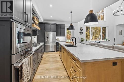 1025 Davis Drive, Gravenhurst, ON - Indoor Photo Showing Kitchen With Upgraded Kitchen