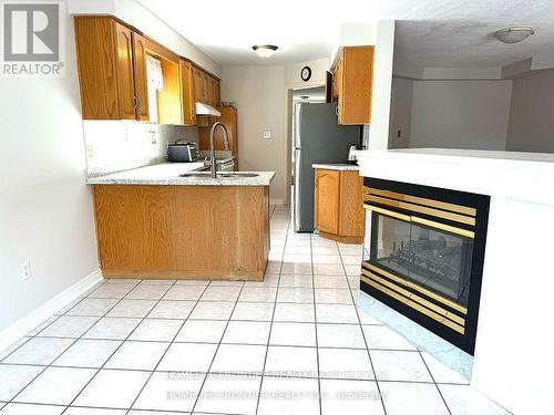 210 Kimono Crescent, Richmond Hill, ON - Indoor Photo Showing Kitchen