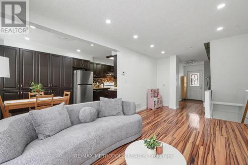 19 Robin Court, Barrie, ON - Indoor Photo Showing Living Room
