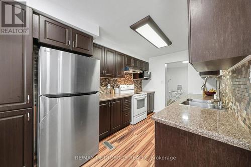 19 Robin Court, Barrie, ON - Indoor Photo Showing Kitchen With Double Sink