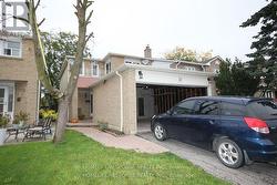 32 DENLOW DRIVE  Brampton, ON L6Y 2L4