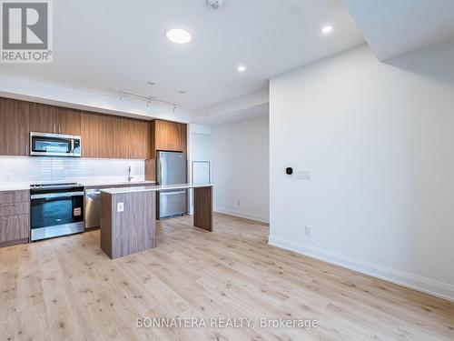 404 - 3250 Carding Mill Trail, Oakville, ON - Indoor Photo Showing Kitchen