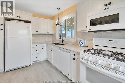 7931 Grande River Line, Chatham-Kent, ON - Indoor Photo Showing Kitchen With Double Sink