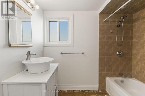 22 Worsley Road, Hamilton, ON - Indoor Photo Showing Bathroom