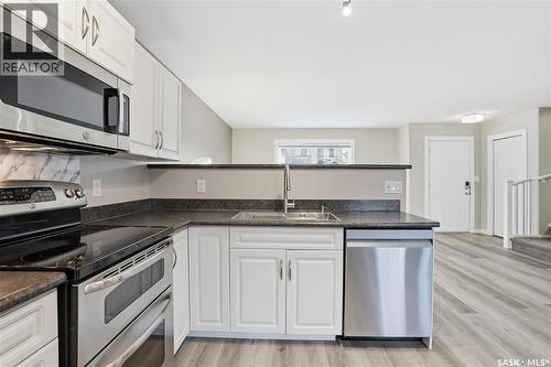 154 Blakeney Crescent, Saskatoon, SK - Indoor Photo Showing Kitchen With Double Sink