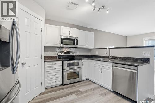 154 Blakeney Crescent, Saskatoon, SK - Indoor Photo Showing Kitchen