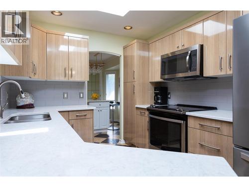2524 Quail Lane, Kelowna, BC - Indoor Photo Showing Kitchen With Double Sink