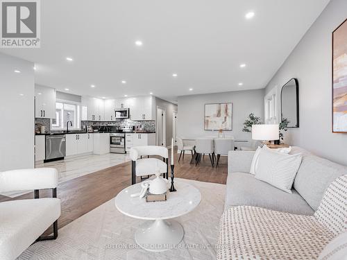7 Heatherglen Road, Toronto, ON - Indoor Photo Showing Living Room
