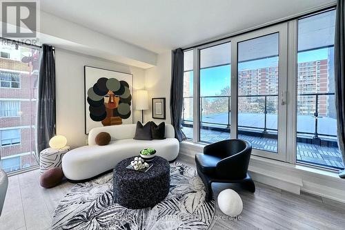 518 - 21 Park Street E, Mississauga, ON - Indoor Photo Showing Living Room