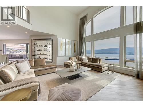 1520 Vineyard Drive, West Kelowna, BC - Indoor Photo Showing Living Room