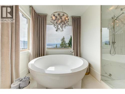 1520 Vineyard Drive, West Kelowna, BC - Indoor Photo Showing Bathroom
