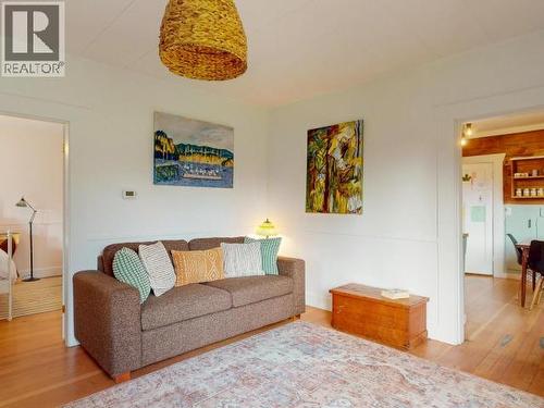 5875 Fraser Street, Powell River, BC - Indoor Photo Showing Living Room