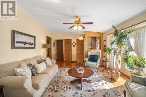 36 Juno Crescent, Georgina, ON - Indoor Photo Showing Living Room