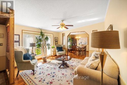 36 Juno Crescent, Georgina, ON - Indoor Photo Showing Living Room
