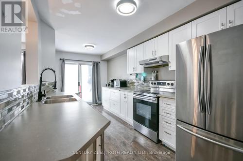 5 Black Cherry Crescent, Barrie, ON - Indoor Photo Showing Kitchen With Double Sink With Upgraded Kitchen