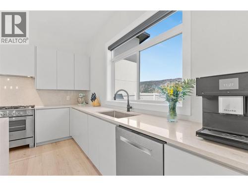 1556 Cabernet Way, West Kelowna, BC - Indoor Photo Showing Kitchen