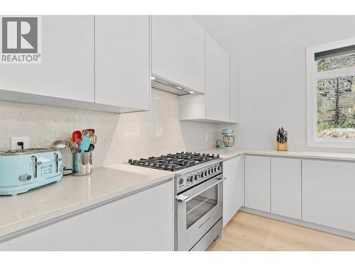 1556 Cabernet Way, West Kelowna, BC - Indoor Photo Showing Kitchen With Upgraded Kitchen