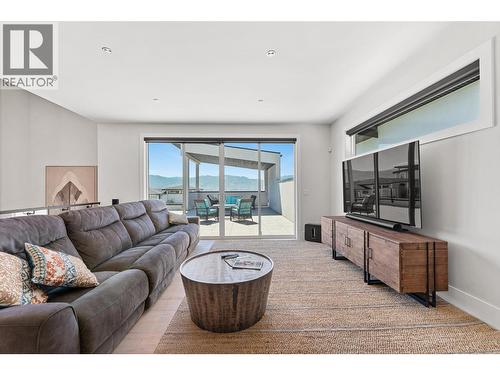 1556 Cabernet Way, West Kelowna, BC - Indoor Photo Showing Living Room