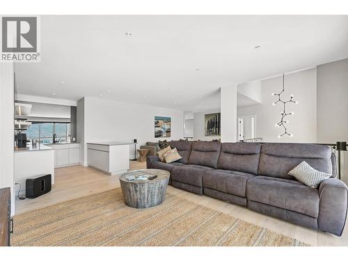 1556 Cabernet Way, West Kelowna, BC - Indoor Photo Showing Living Room